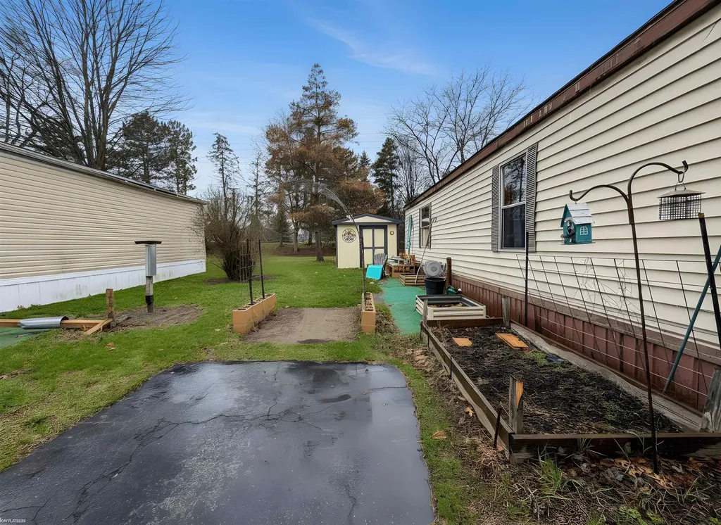 48565 Pineview Drive Shelby Charter Township MI 48317