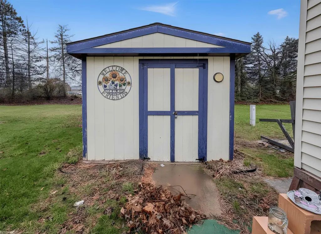 48565 Pineview Drive Shelby Charter Township MI 48317