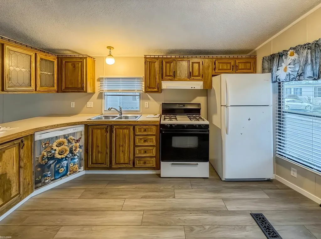 48565 Pineview Drive Shelby Charter Township MI 48317