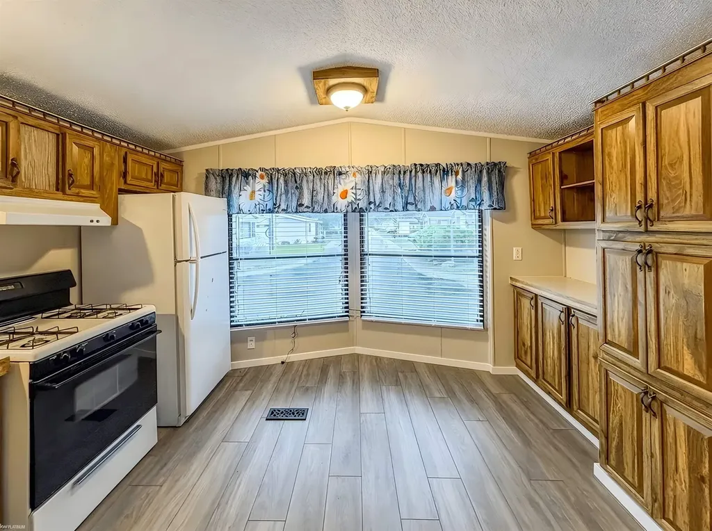 48565 Pineview Drive Shelby Charter Township MI 48317