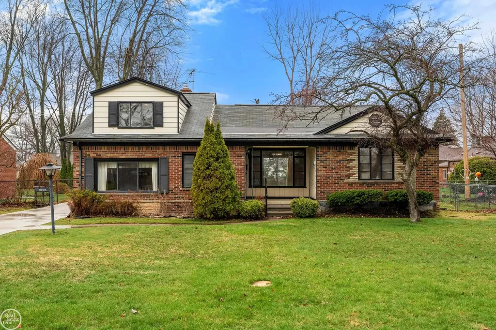 28413 Ruehle Street St. Clair Shores City MI 48081