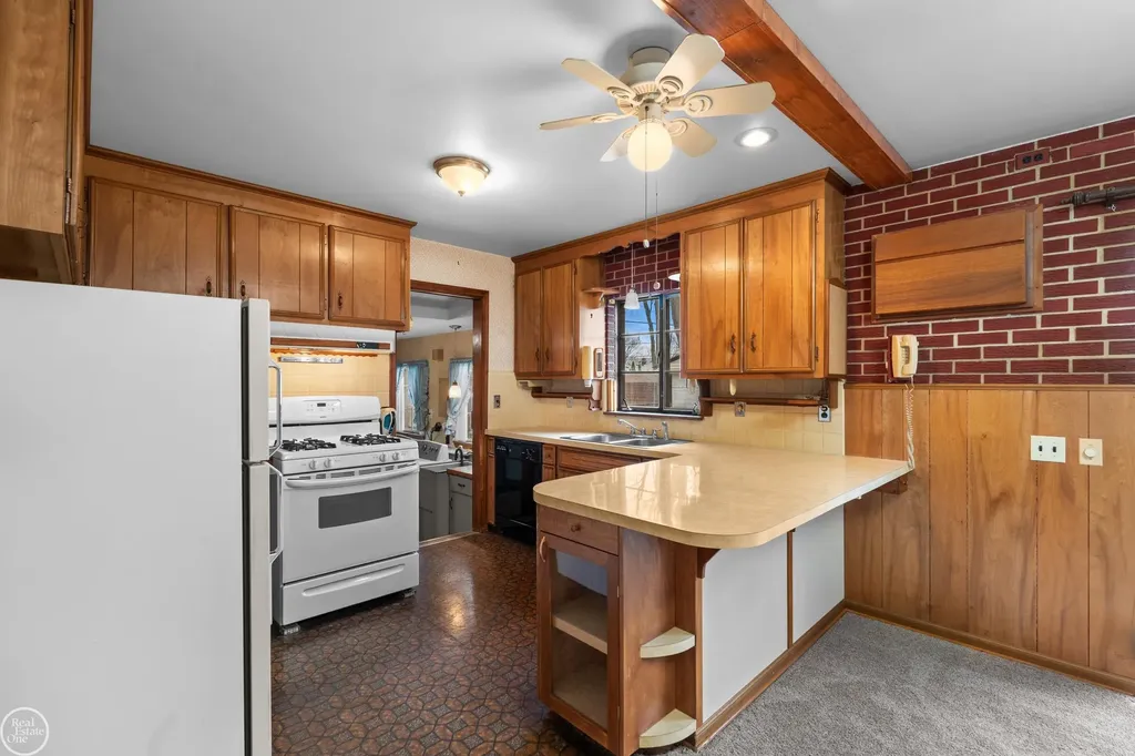 28413 Ruehle Street St. Clair Shores City MI 48081
