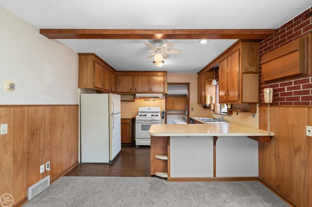 28413 Ruehle Street St. Clair Shores City MI 48081