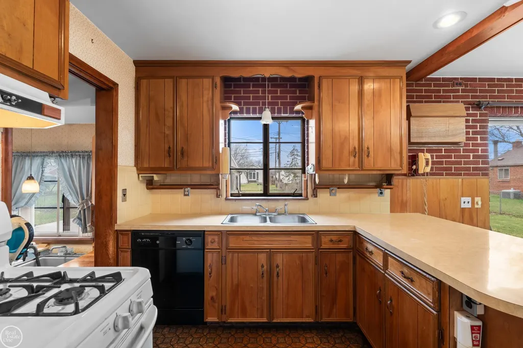 28413 Ruehle Street St. Clair Shores City MI 48081