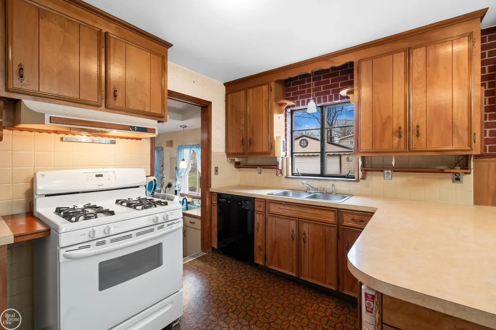 28413 Ruehle Street St. Clair Shores City MI 48081