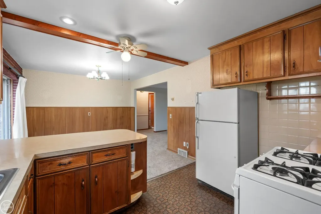 28413 Ruehle Street St. Clair Shores City MI 48081