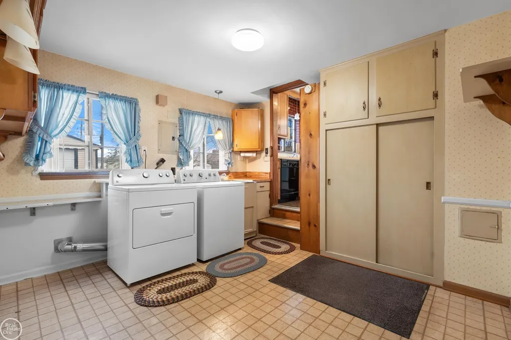 28413 Ruehle Street St. Clair Shores City MI 48081
