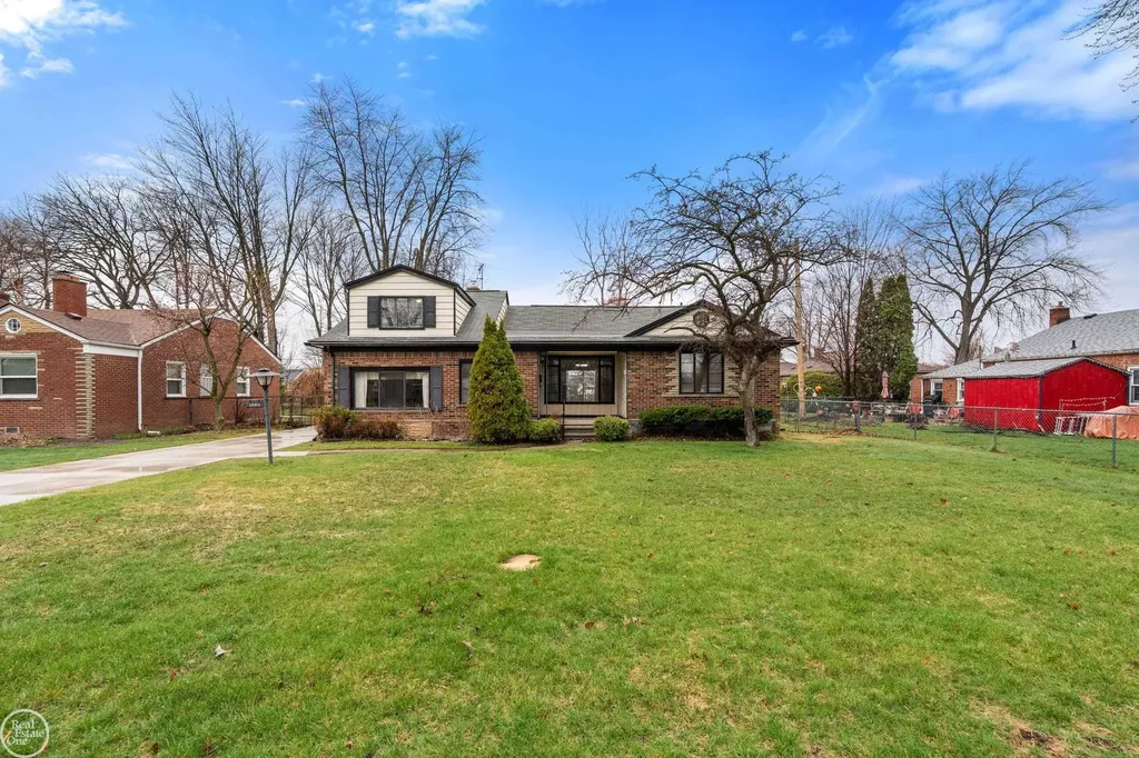 28413 Ruehle Street St. Clair Shores City MI 48081
