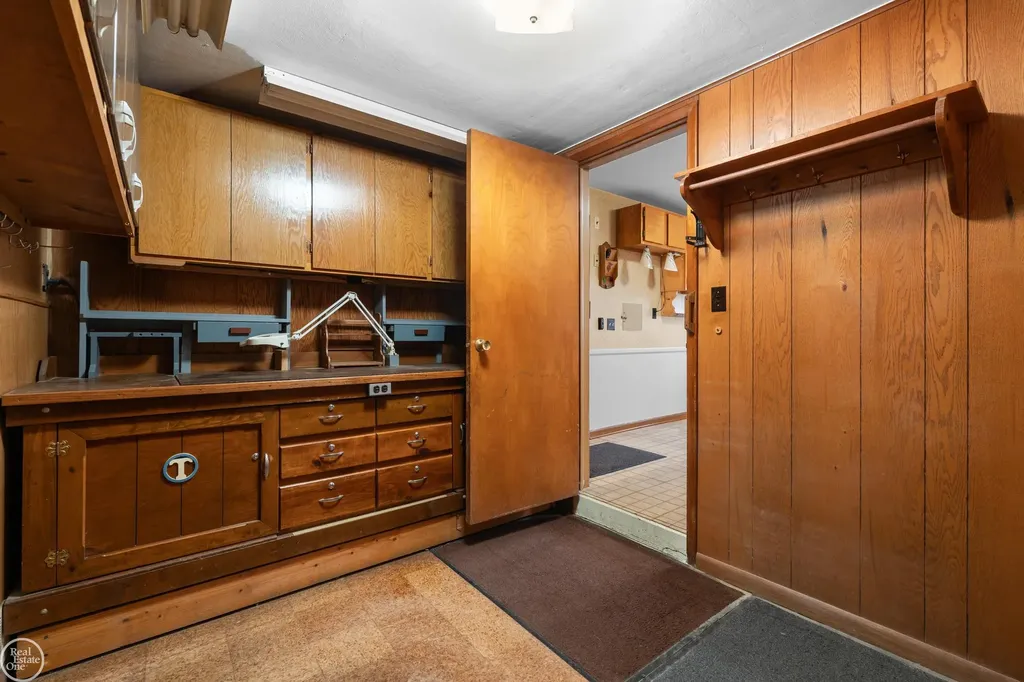 28413 Ruehle Street St. Clair Shores City MI 48081