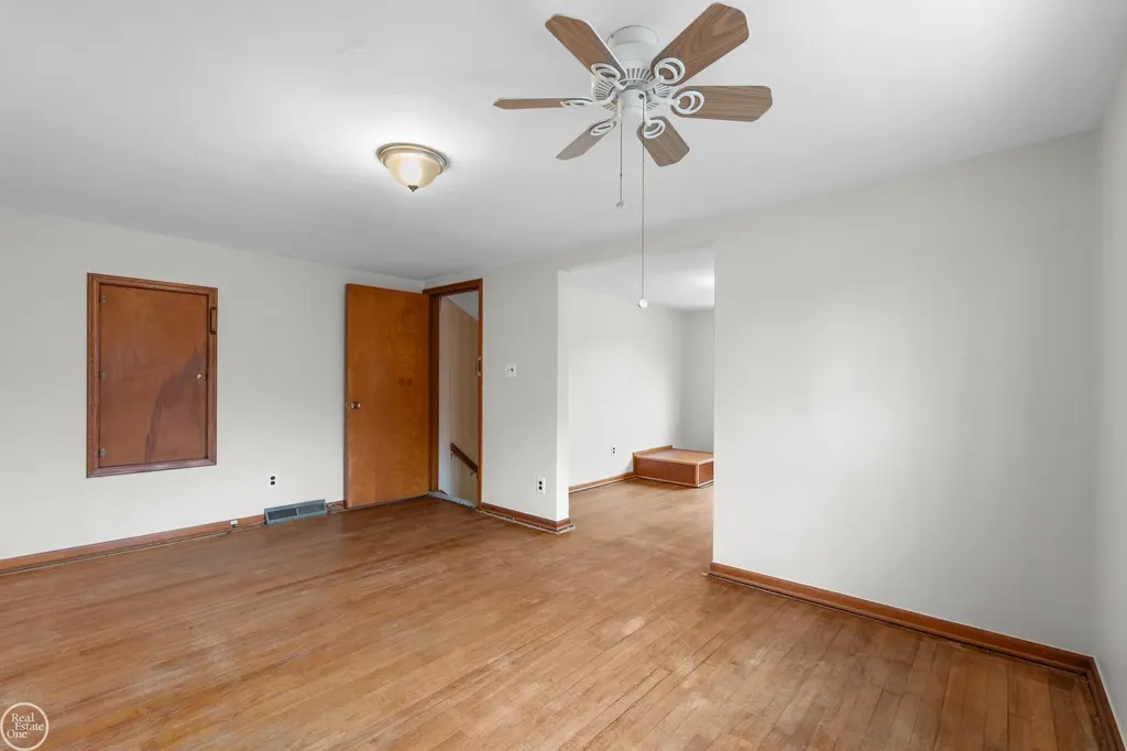 28413 Ruehle Street St. Clair Shores City MI 48081