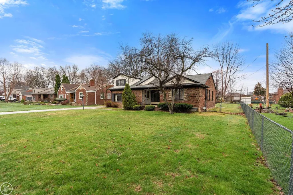 28413 Ruehle Street St. Clair Shores City MI 48081