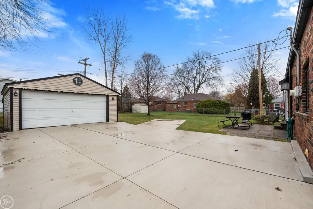 28413 Ruehle Street St. Clair Shores City MI 48081