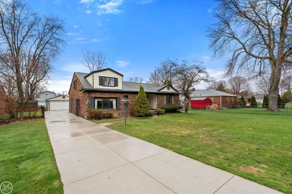 28413 Ruehle Street St. Clair Shores City MI 48081