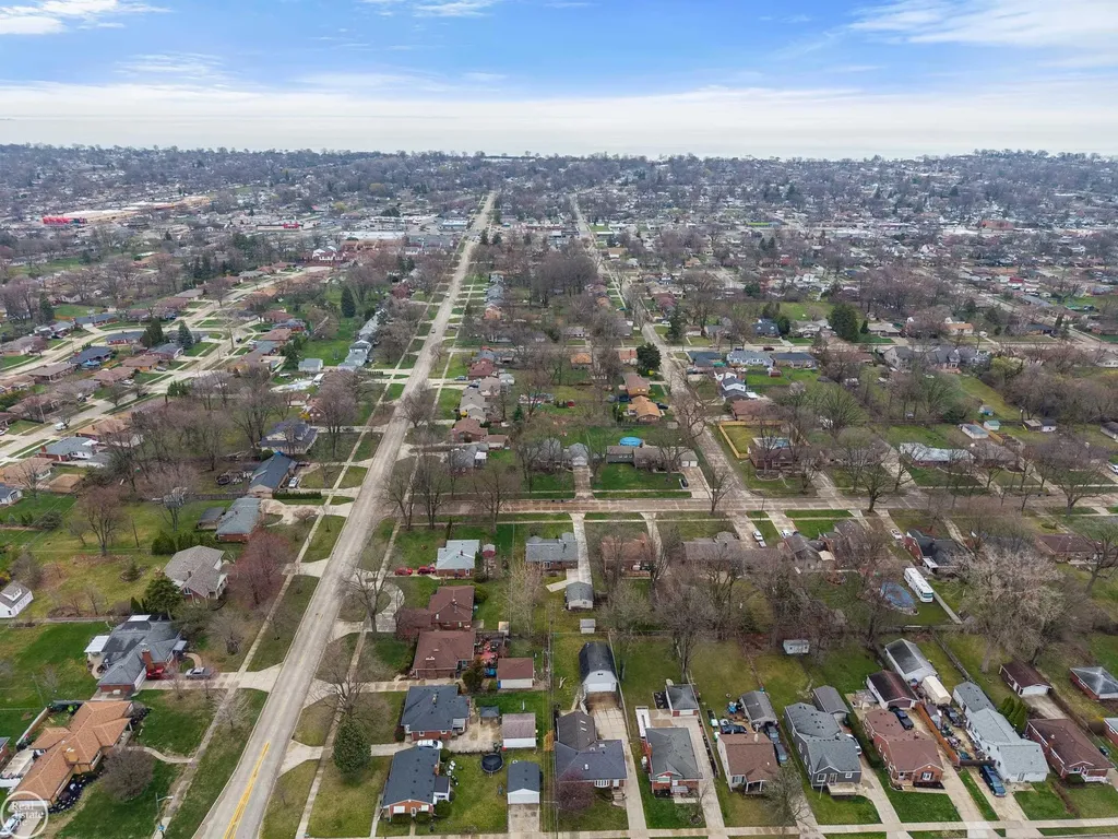 28413 Ruehle Street St. Clair Shores City MI 48081