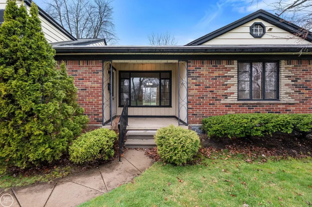 28413 Ruehle Street St. Clair Shores City MI 48081