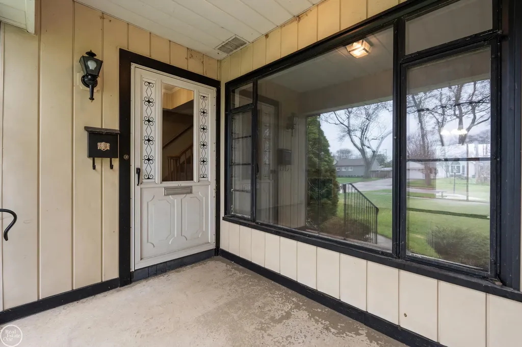 28413 Ruehle Street St. Clair Shores City MI 48081