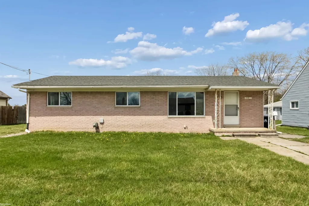 19911 Fenton Street Roseville City MI 48066