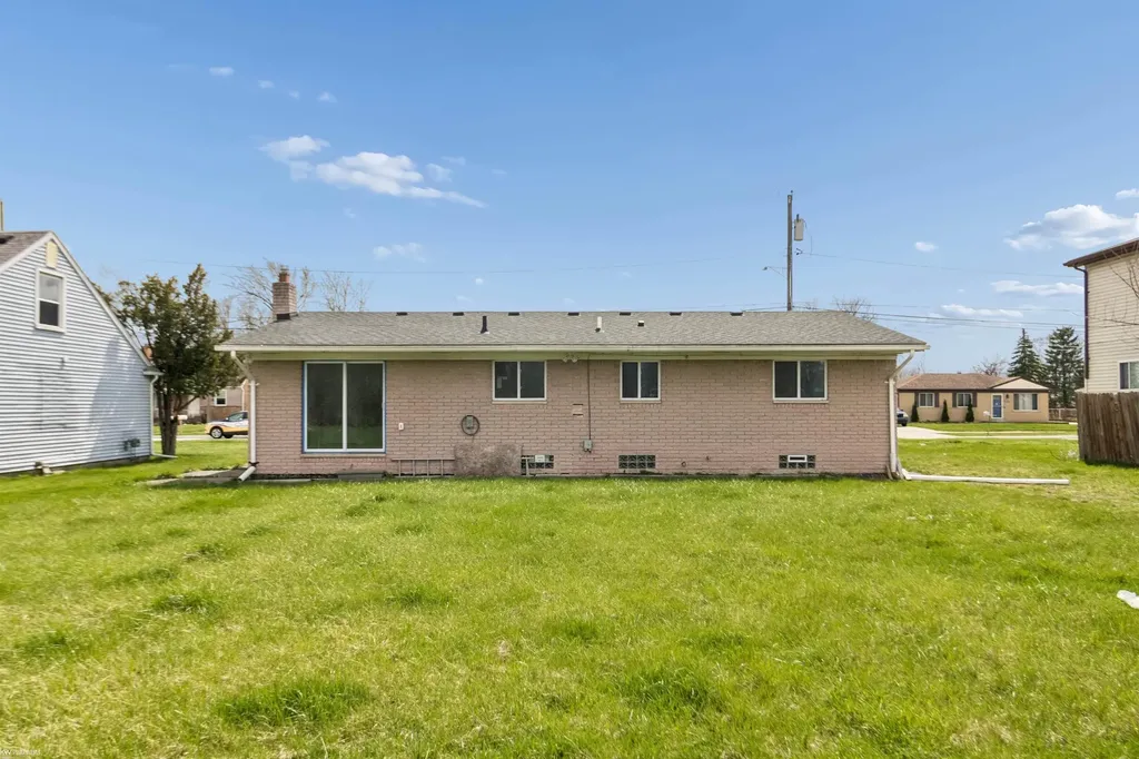 19911 Fenton Street Roseville City MI 48066