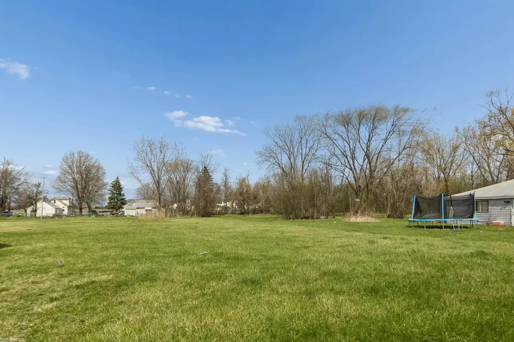 19911 Fenton Street Roseville City MI 48066