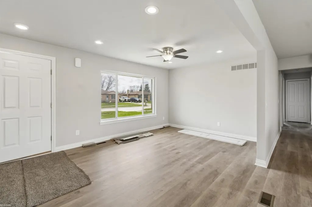 19911 Fenton Street Roseville City MI 48066