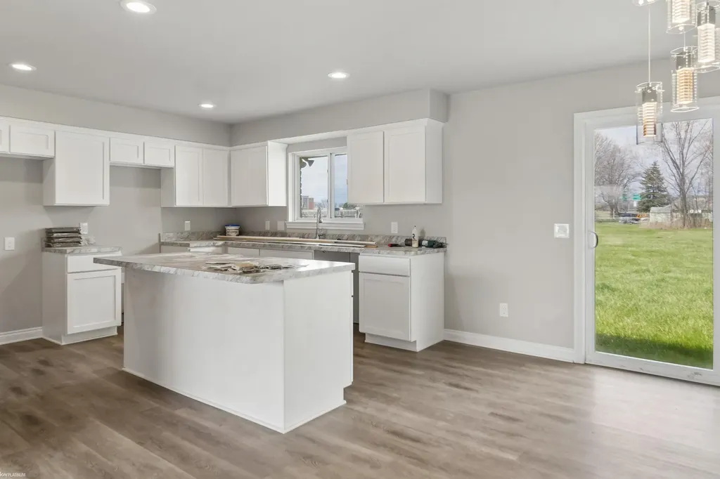 19911 Fenton Street Roseville City MI 48066