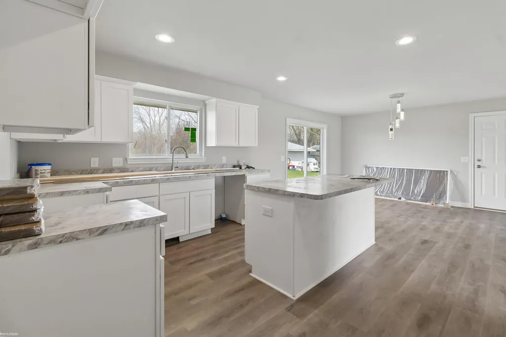 19911 Fenton Street Roseville City MI 48066