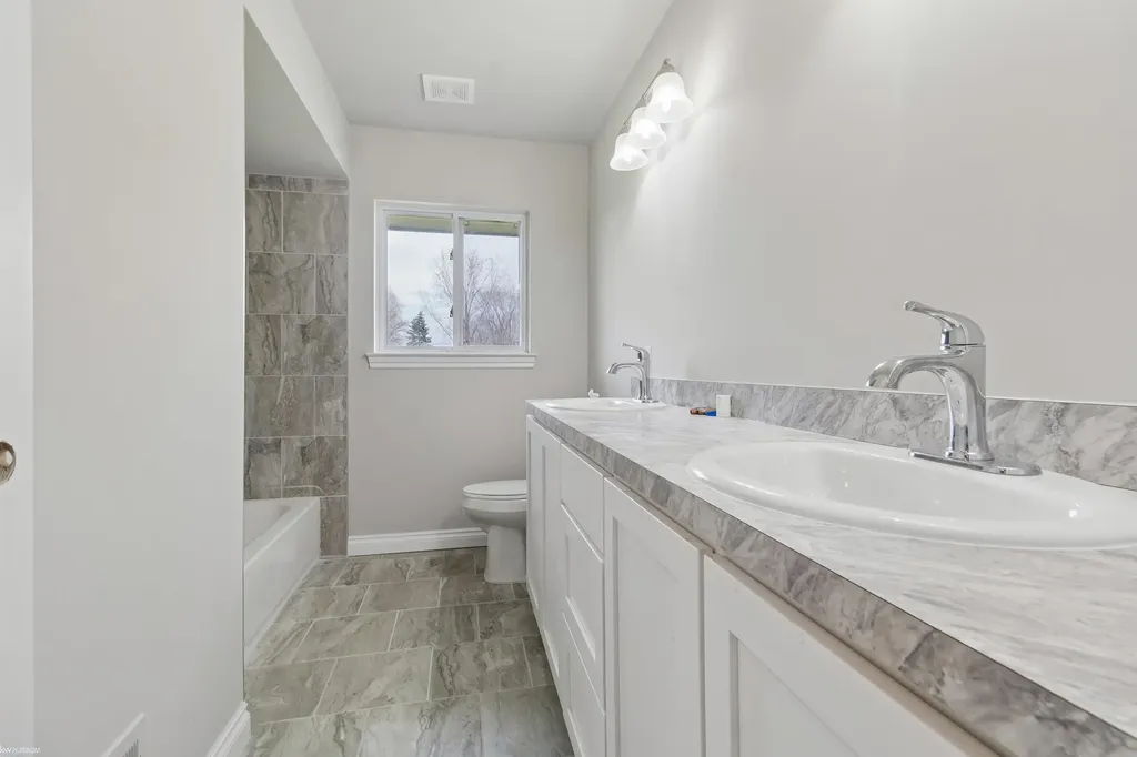 19911 Fenton Street Roseville City MI 48066