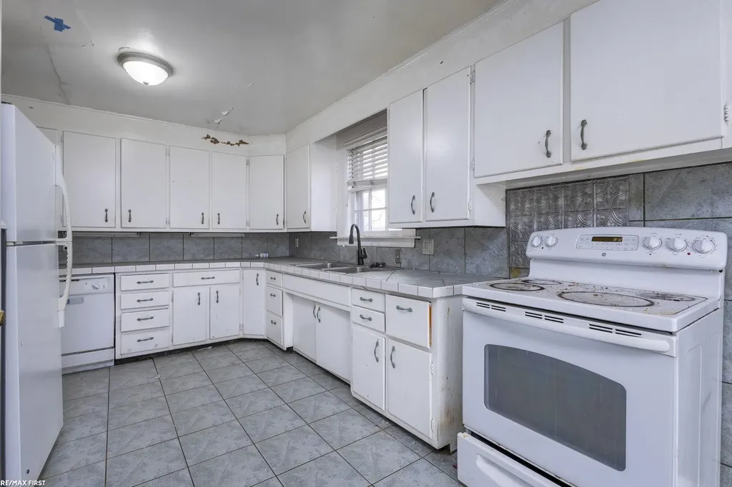24 Grand Ave Avenue Mt. Clemens City MI 48043