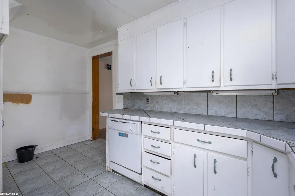 24 Grand Ave Avenue Mt. Clemens City MI 48043