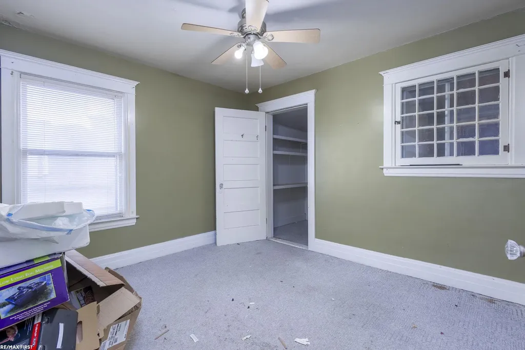 24 Grand Ave Avenue Mt. Clemens City MI 48043