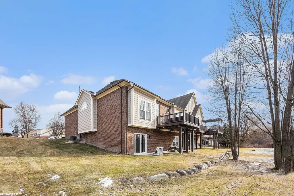 21114 Lilac Lane Clinton Charter Township MI 48036
