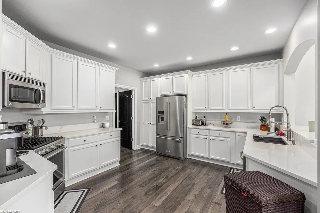 21114 Lilac Lane Clinton Charter Township MI 48036