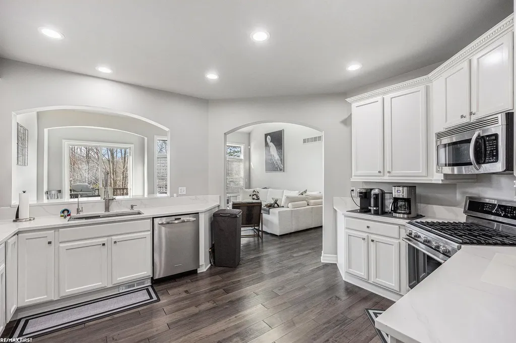 21114 Lilac Lane Clinton Charter Township MI 48036