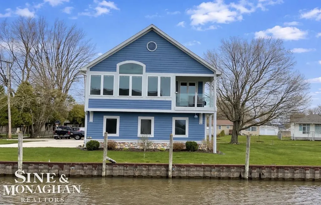 113 Roselawn Street Algonac City MI 48001