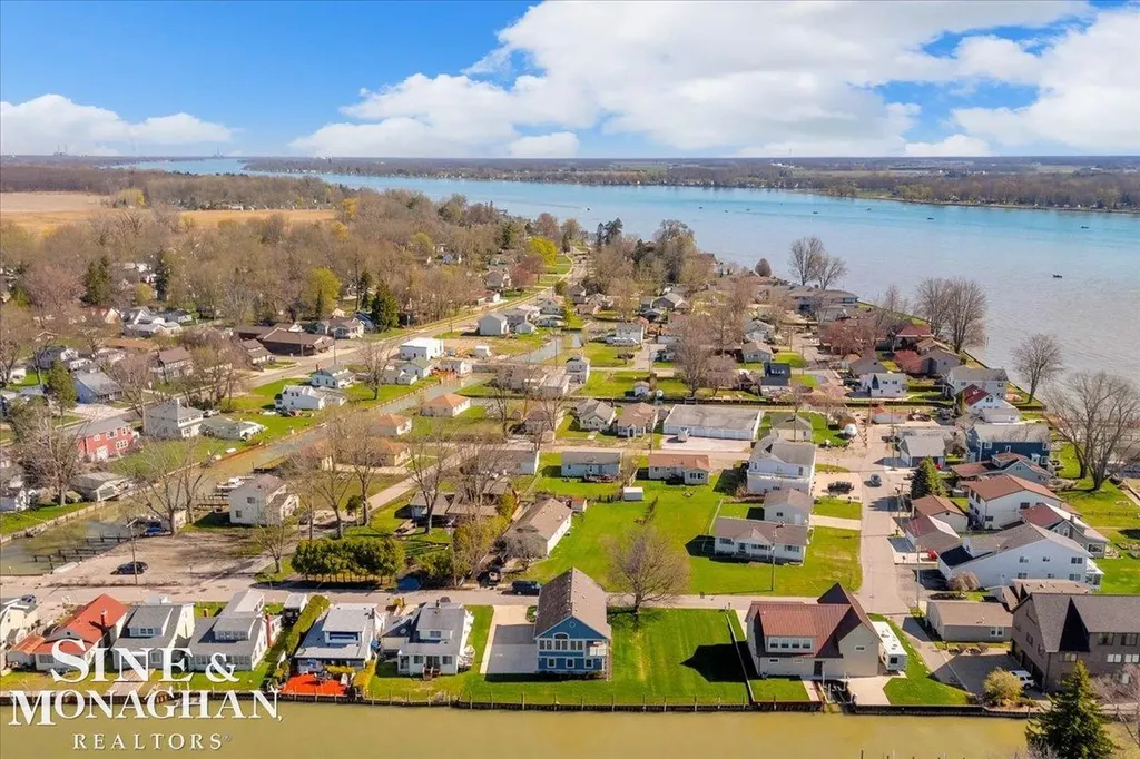 113 Roselawn Street Algonac City MI 48001