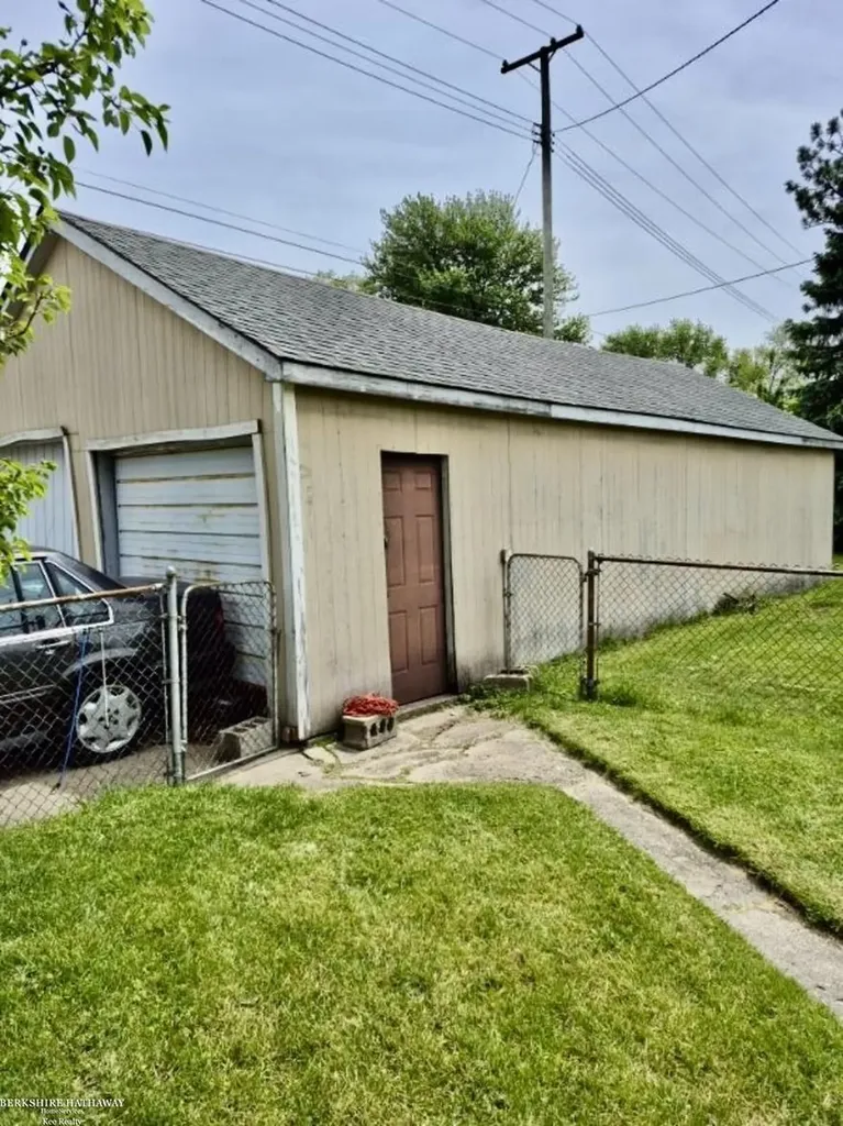 29290 Utica Road Roseville City MI 48066