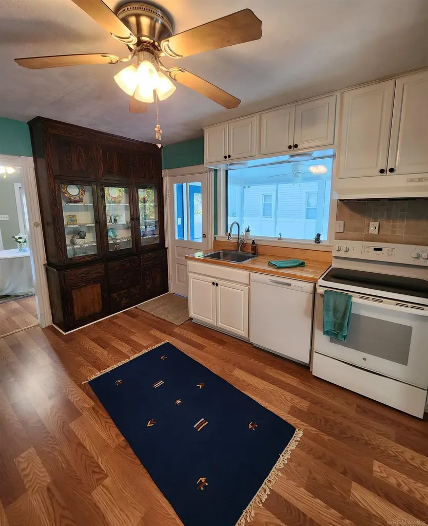77 Hubbard Street Mt. Clemens City MI 48043