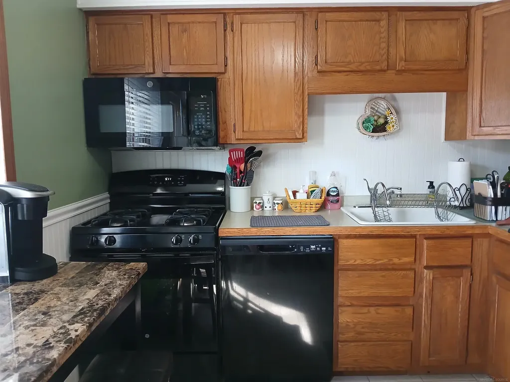 29130 Tessmer Court Madison Heights City MI 48071
