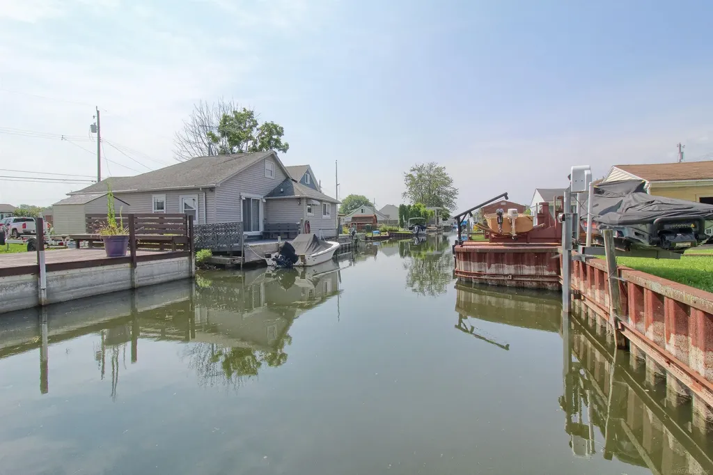 37924 Maplehill Street Harrison Charter Township MI 48045