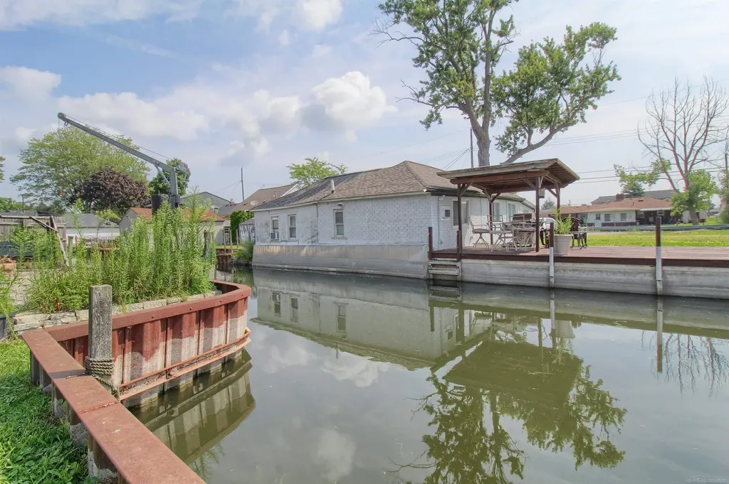 37924 Maplehill Street Harrison Charter Township MI 48045