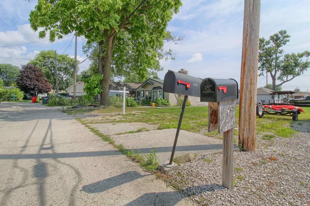 37924 Maplehill Street Harrison Charter Township MI 48045