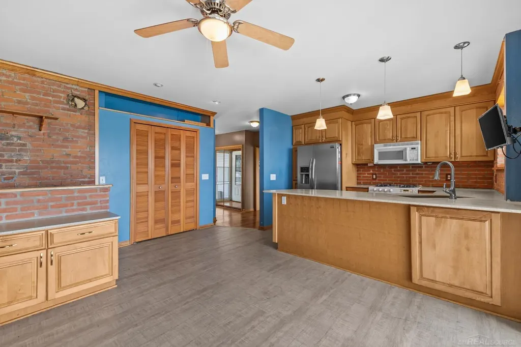 29000 Jefferson Avenue St. Clair Shores City MI 48081