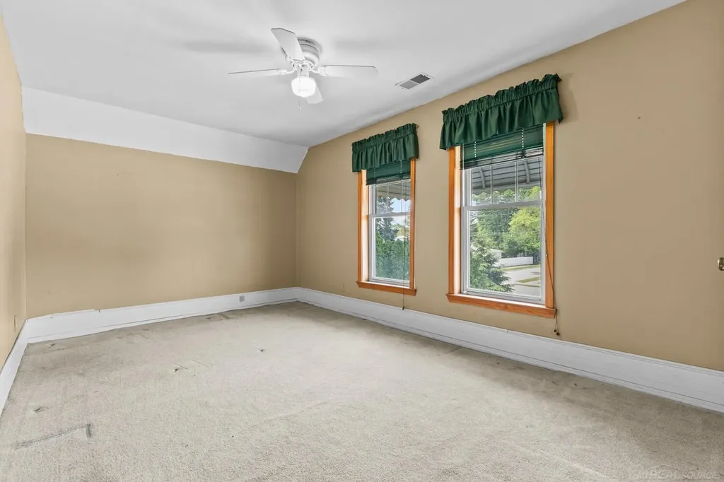 29000 Jefferson Avenue St. Clair Shores City MI 48081