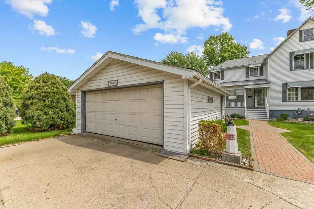 29000 Jefferson Avenue St. Clair Shores City MI 48081