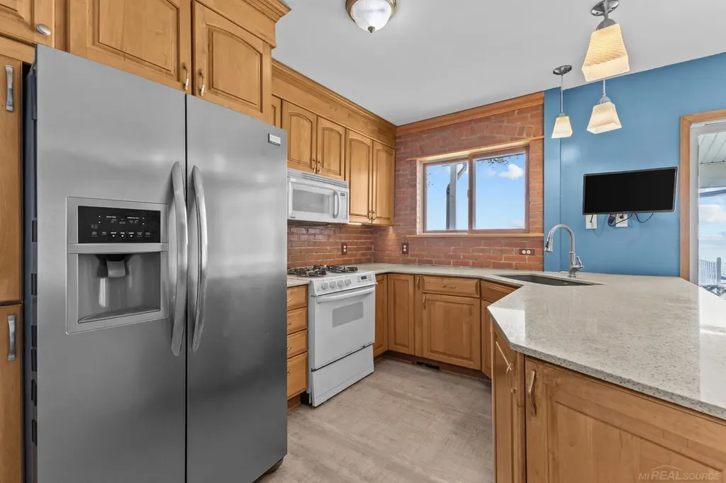 29000 Jefferson Avenue St. Clair Shores City MI 48081