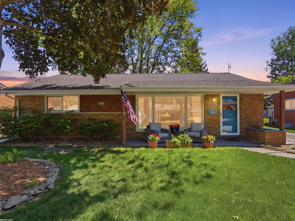 32448 Saint Annes Drive Warren City MI 48092