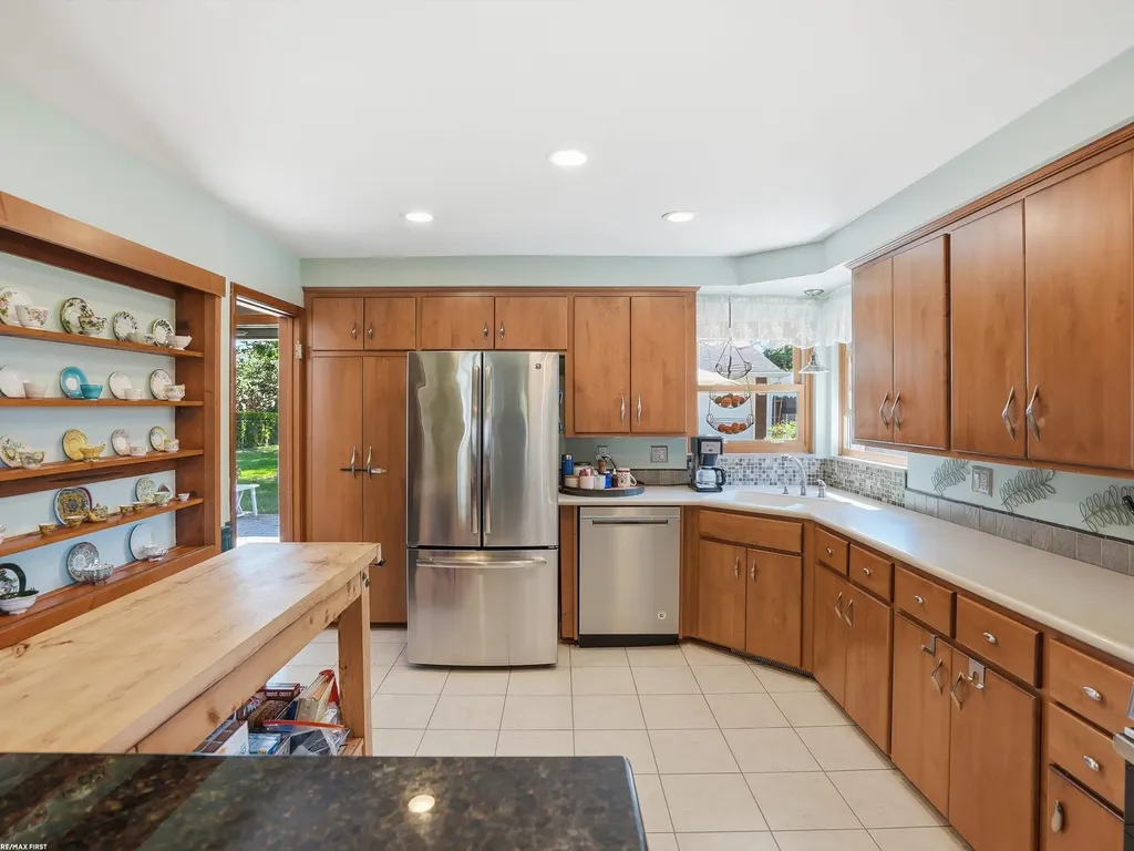 32448 Saint Annes Drive Warren City MI 48092