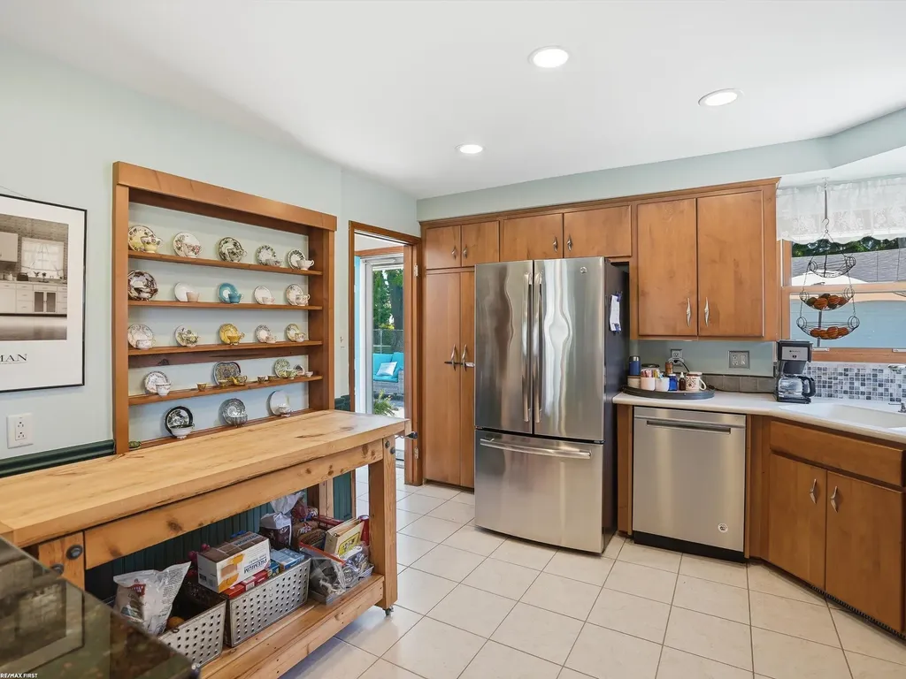32448 Saint Annes Drive Warren City MI 48092