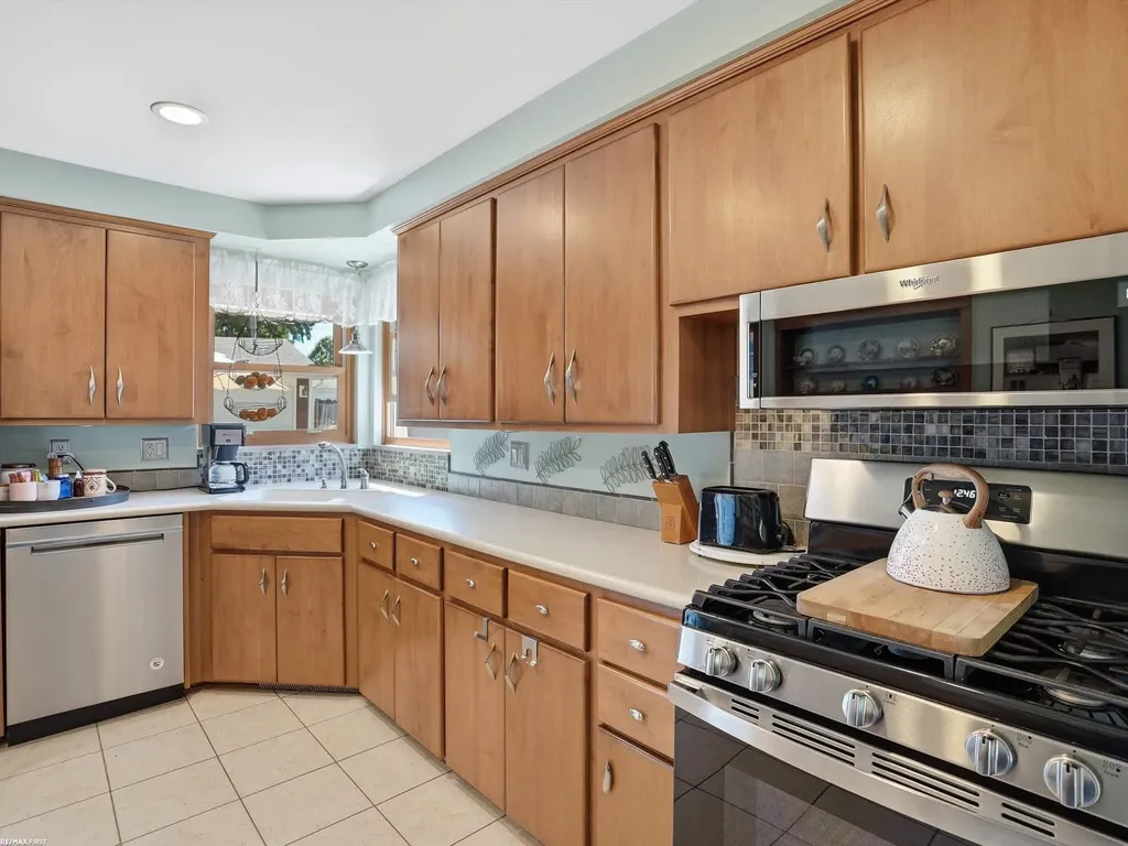 32448 Saint Annes Drive Warren City MI 48092