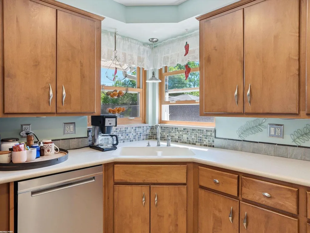 32448 Saint Annes Drive Warren City MI 48092